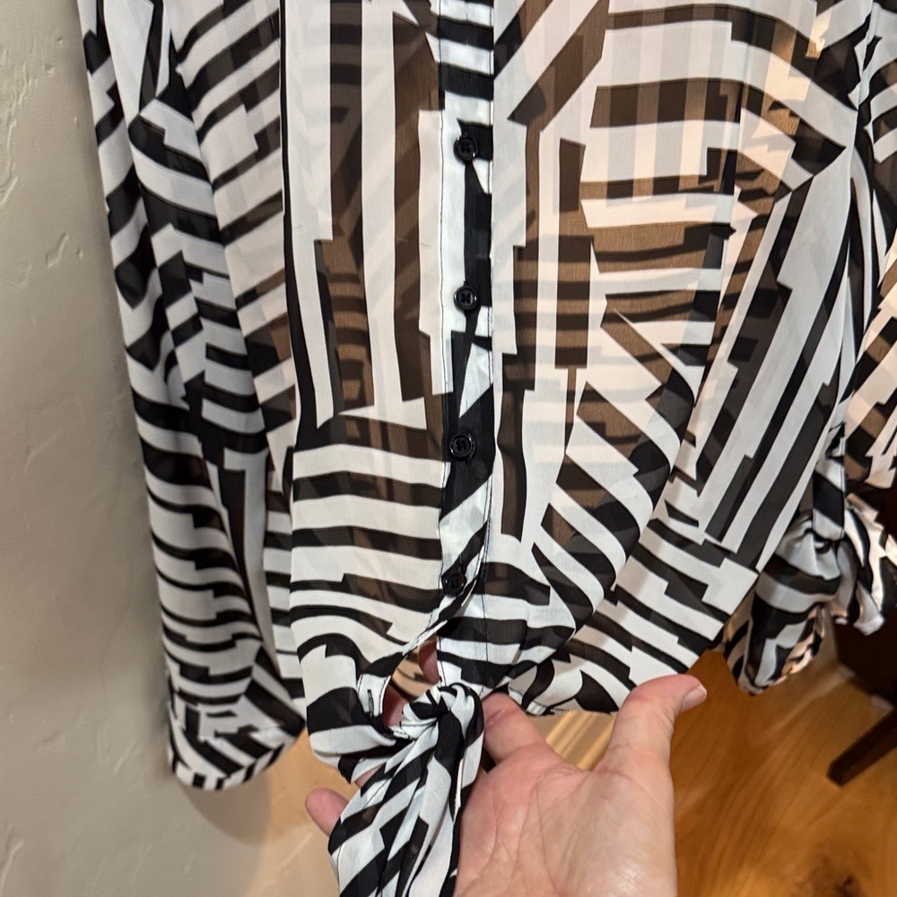 Chico's Monochrome Geometric Button Down Shirt Size 3, A0014 - Picture 3 of 9